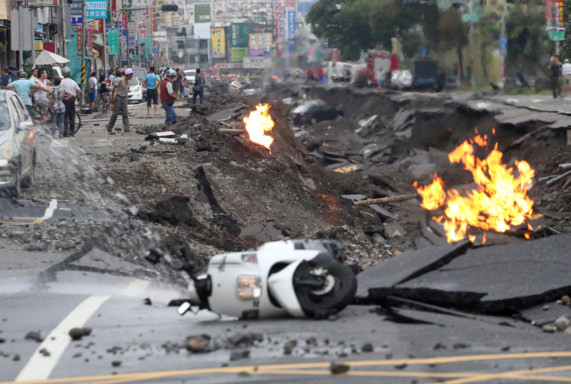 Illustration for article titled Explosions Devastate Taiwanese City, Killing 25 And Flipping Vehicles